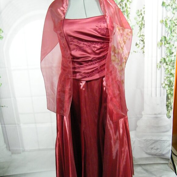 Robe de Bal et de Soirée Couleur Bourgogne Taille 12 et 14 - Picture 1 of 8